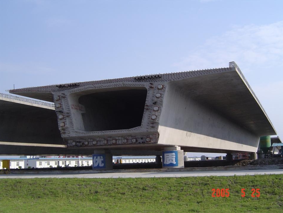 “舟山金塘跨海大橋60M/1600T箱梁整孔預(yù)制移動出海關(guān)鍵技術(shù)研究”項目
